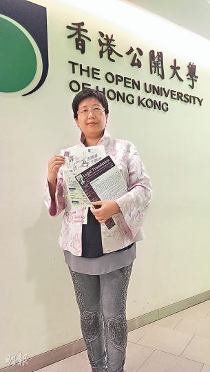 曾任法庭傳譯主任的公開大學人文社會科學院副教授潘慧儀(圖)認為,除了在庭上的即時反應外,傳譯主任還會在私人時間鑽研翻譯的技巧和字眼。(章淑廉攝) 曾任法庭傳譯主任的公開大學人文社會科學院副教授潘慧儀(圖)認為,除了在庭上的即時反應外,傳譯主任還會在私人時間鑽研翻譯的技巧和字眼。(章淑廉攝)
