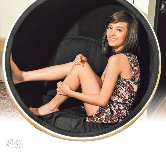 陳嘉寶事業愛情兩得意,她目前全力實現演藝夢想,希望作更多的嘗試。(攝影﹕孫華中)陳嘉寶親手整押花吊墜,她首先剪出需要的乾花大小。(攝影﹕孫華中)陳嘉寶小心翼翼將細小的乾花放人吊墜內。(攝影﹕孫華中)做押花工藝要很有耐性,看陳嘉寶全神貫注,不敢分心。(攝影﹕孫華中)陳嘉寶展示差不多完成的押花吊墜,一臉滿足。(攝影﹕孫華中) 陳嘉寶事業愛情兩得意,她目前全力實現演藝夢想,希望作更多的嘗試。(攝影﹕孫華中)陳嘉寶親手整押花吊墜,她首先剪出需要的乾花大小。(攝影﹕孫華中)陳嘉寶小心翼翼將細小的乾花放人吊墜內。(攝影﹕孫華中)做押花工藝要很有耐性,看陳嘉寶全神貫注,不敢分心。(攝影﹕孫華中)陳嘉寶展示差不多完成的押花吊墜,一臉滿足。(攝影﹕孫華中)