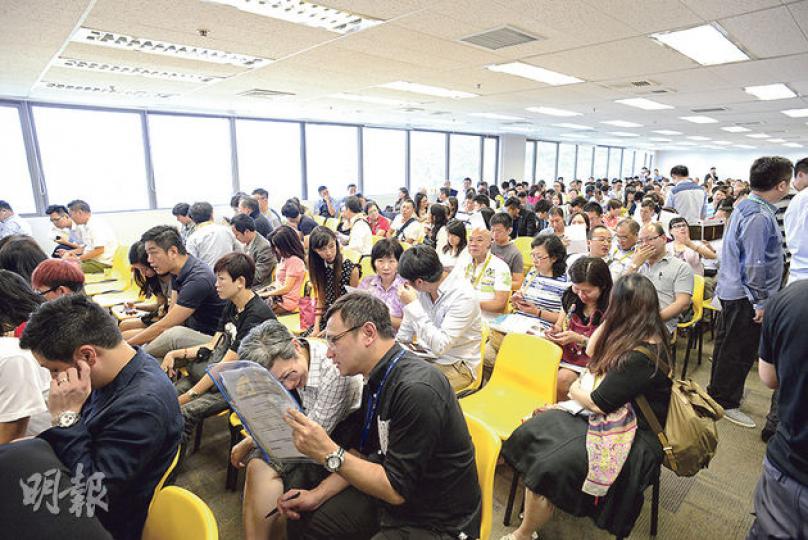 南里壹號昨日次輪銷售推出52伙,除4個實用400餘方呎「特色戶」未售出外,其餘48伙標準戶告清袋,意味項目全數88伙實用200餘方呎單位已經沽清;圖為售樓處昨晨的場面。(陳淑安攝) 南里壹號昨日次輪銷售推出52伙,除4個實用400餘方呎「特色戶」未售出外,其餘48伙標準戶告清袋,意味項目全數88伙實用200餘方呎單位已經沽清;圖為售樓處昨晨的場面。(陳淑安攝)