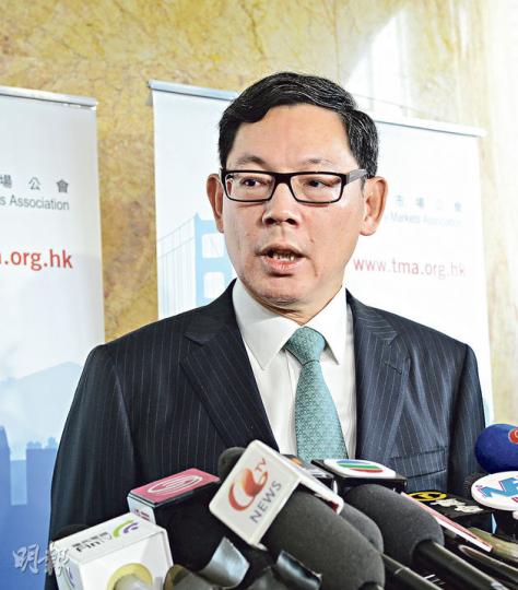 金管局總裁陳德霖(圖)昨表示,香港居民人民幣戶口每日兩萬元兌換上限有望在滬港通啟動前取消,人民銀行官員亦表示沒有大問題。(陳淑安攝)本港擬爭取放寬每日人民幣兌換額兩萬元上限。一般市民表示影響不大,因每次兌換也不超過兩萬元,但從事內地業務的公司則支持,認為有助降低匯兌成本。圖為市民於上環一間兌換店兌換人民幣(陳子凌攝) 金管局總裁陳德霖(圖)昨表示,香港居民人民幣戶口每日兩萬元兌換上限有望在滬港通啟動前取消,人民銀行官員亦表示沒有大問題。(陳淑安攝)本港擬爭取放寬每日人民幣兌換額兩萬元上限。一般市民表示影響不大,因每次兌換也不超過兩萬元,但從事內地業務的公司則支持,認為有助降低匯兌成本。圖為市民於上環一間兌換店兌換人民幣(陳子凌攝)