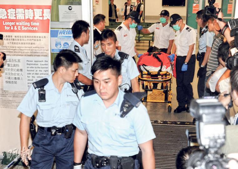 懷疑搶奪警槍的無證男子(臥牀者),事發後被扣押北區醫院5個多小時後,轉送至青山醫院繼續羈押。(衛永康攝)開槍事件發生於急症室9號診症室外(箭嘴示),接報到場的多名警員嚴陣以待並在場蒐證,並在擔架牀下搜索彈頭及彈孔。(余俊亮攝)急症室開槍案,在9號診症室外的近地面牆身,留下相信是子彈的痕迹(紅圈示)。(伍浦鋒攝) 懷疑搶奪警槍的無證男子(臥牀者),事發後被扣押北區醫院5個多小時後,轉送至青山醫院繼續羈押。(衛永康攝)開槍事件發生於急症室9號診症室外(箭嘴示),接報到場的多名警員嚴陣以待並在場蒐證,並在擔架牀下搜索彈頭及彈孔。(余俊亮攝)急症室開槍案,在9號診症室外的近地面牆身,留下相信是子彈的痕迹(紅圈示)。(伍浦鋒攝)