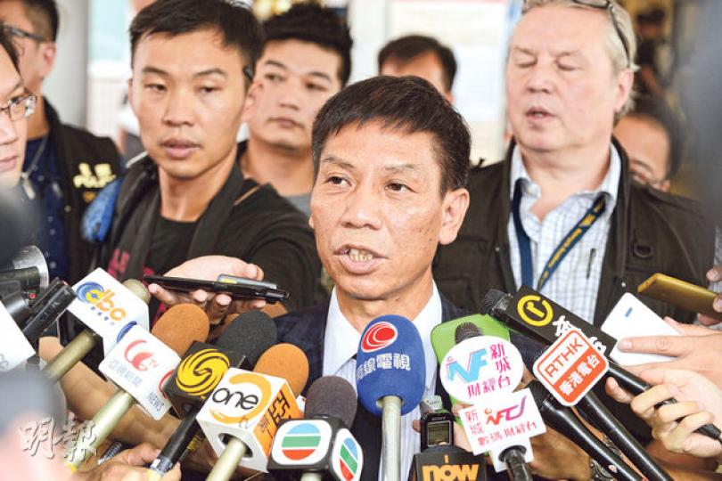 新界北總區刑事總部警司陳燦榮稱,初步調查,不排除疑犯搶槍時拉動警槍扳機致開槍。(余俊亮攝) 新界北總區刑事總部警司陳燦榮稱,初步調查,不排除疑犯搶槍時拉動警槍扳機致開槍。(余俊亮攝)