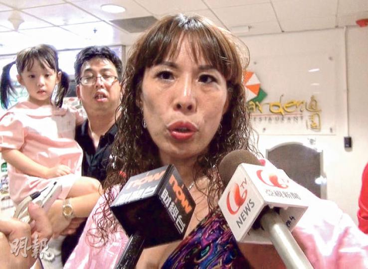 梁太說事發時聽到有人叫「快啲幫手呀」,之後聽到「放手呀」,行近看以為有人打交,詎料未幾傳出多下槍聲,嚇得她與家人分頭逃出急症室。(林智傑攝) 梁太說事發時聽到有人叫「快啲幫手呀」,之後聽到「放手呀」,行近看以為有人打交,詎料未幾傳出多下槍聲,嚇得她與家人分頭逃出急症室。(林智傑攝)
