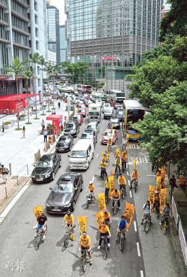 人民力量組織27架單車同3架私家車噚日喺中環慢駛,車隊一度霸佔皇后大道中3條行車線,造成阻塞。(盧翊銘攝) 人民力量組織27架單車同3架私家車噚日喺中環慢駛,車隊一度霸佔皇后大道中3條行車線,造成阻塞。(盧翊銘攝)