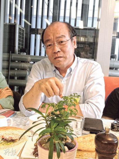 民協馮檢基雖扎根地區多年,但近年建制派都積極攻佢嗰區,最近就有工聯會小花喺區內工作,阿基話對方喺區內成日派飯。(何曉勤攝) 民協馮檢基雖扎根地區多年,但近年建制派都積極攻佢嗰區,最近就有工聯會小花喺區內工作,阿基話對方喺區內成日派飯。(何曉勤攝)
