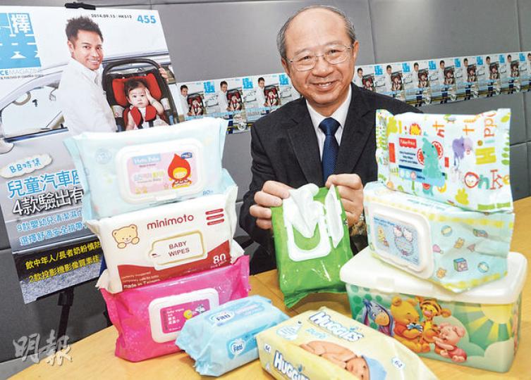 消委會宣傳及社區關係小組主席許敬文指出,不少家長因方便會使用清潔濕巾抹擦嬰幼兒的臀部、身體或雙手等部位,但消委會調查發現,市面有9款濕巾含有MIT防腐劑,可導致嬰幼兒皮膚出現嚴重紅疹,建議避免使用,及以清水及棉紗代替。(劉焌陶攝) 消委會宣傳及社區關係小組主席許敬文指出,不少家長因方便會使用清潔濕巾抹擦嬰幼兒的臀部、身體或雙手等部位,但消委會調查發現,市面有9款濕巾含有MIT防腐劑,可導致嬰幼兒皮膚出現嚴重紅疹,建議避免使用,及以清水及棉紗代替。(劉焌陶攝)