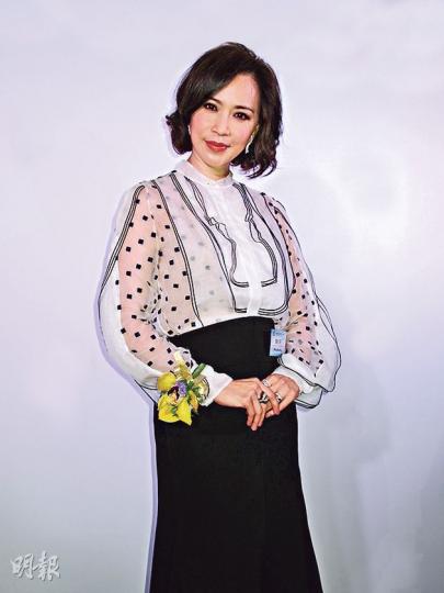 已榮升外婆的顧紀筠,首次為銀行職員設計新制服。(攝影/記者:李潔盈) 已榮升外婆的顧紀筠,首次為銀行職員設計新制服。(攝影/記者:李潔盈)