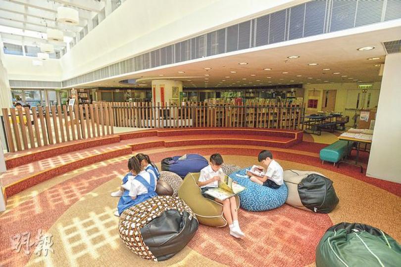 貫徹綠色校園的主題,學校圖書館採取天然光設計,中午時,溫暖的陽光投射入館內,可節省電源。而為了讓學生能更舒適地閱讀,大家要先脫鞋子才能入內,然後便可隨意坐在大豆袋上閱讀,好不寫意。(黃志東攝)校內的「環保單車」亦是綠色校園的項目之一,學生在小息、午膳等餘暇時踏單車,將踏單車時產生的電能儲存起來,校內的I.T.同事會每星期把儲滿電能的箱送到電腦室,為電腦充電。(陳淑安攝)2012年才落成的「戶外教室」——蝴蝶園,種植了蝴蝶幼蟲食料植物和成蟲蜜源植物,吸引蝴蝶前來繁殖、覓食和棲息,學校更藉此加入一連 貫徹綠色校園的主題,學校圖書館採取天然光設計,中午時,溫暖的陽光投射入館內,可節省電源。而為了讓學生能更舒適地閱讀,大家要先脫鞋子才能入內,然後便可隨意坐在大豆袋上閱讀,好不寫意。(黃志東攝)校內的「環保單車」亦是綠色校園的項目之一,學生在小息、午膳等餘暇時踏單車,將踏單車時產生的電能儲存起來,校內的I.T.同事會每星期把儲滿電能的箱送到電腦室,為電腦充電。(陳淑安攝)2012年才落成的「戶外教室」——蝴蝶園,種植了蝴蝶幼蟲食料植物和成蟲蜜源植物,吸引蝴蝶前來繁殖、覓食和棲息,學校更藉此加入一連