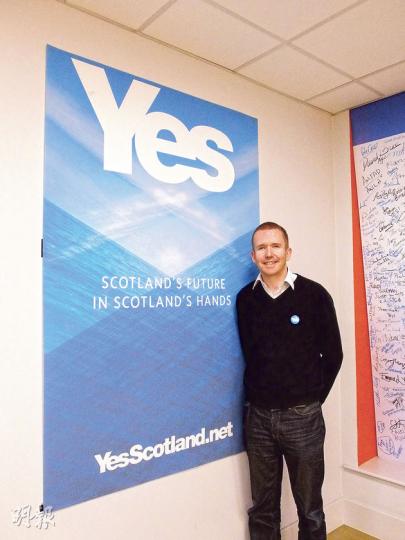 「Yes Scotland」首席研究員麥克唐納認為,爭取獨立不是民族主義作祟,「我們有實際的就業、移民和稅務政策,不是光有熱情」。(何珮欣攝)獨立派製作了大量宣傳品,除了最基本的小冊子和貼紙外,還有五顏六色的襟章、筆記本,及紙製的帽子(左二)。(何珮欣攝)(明報製圖) 「Yes Scotland」首席研究員麥克唐納認為,爭取獨立不是民族主義作祟,「我們有實際的就業、移民和稅務政策,不是光有熱情」。(何珮欣攝)獨立派製作了大量宣傳品,除了最基本的小冊子和貼紙外,還有五顏六色的襟章、筆記本,及紙製的帽子(左二)。(何珮欣攝)(明報製圖)