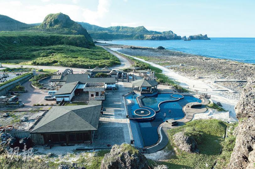 在綠島騎着電動單車環島,抵達最南端的朝日溫泉。綠島的夏天炎熱,旅客多選擇晚上來浸溫泉,但午後騎單車到此一遊,可沿停車場旁邊的小樓梯,登上溫泉後的山坡,有一片大草坪。(徐影珊攝)昔日的綠島監獄圍牆仍然保留在島的東北端,是綠島人權文化園區一部分,若繼續沿此小路走,將會走到牛頭山。至於仍囚禁犯人的「矯正署綠島監獄」,則位於西北端的中寮。(徐影珊攝)綠島人權文化園區設置有博物館,正是昔日監房綠洲山莊,館內不同角落展示「政治犯」的實况,令人看得心寒。(徐影珊攝)在「小長城」碰到來自台北的陳先生及嘉義的陳小 在綠島騎着電動單車環島,抵達最南端的朝日溫泉。綠島的夏天炎熱,旅客多選擇晚上來浸溫泉,但午後騎單車到此一遊,可沿停車場旁邊的小樓梯,登上溫泉後的山坡,有一片大草坪。(徐影珊攝)昔日的綠島監獄圍牆仍然保留在島的東北端,是綠島人權文化園區一部分,若繼續沿此小路走,將會走到牛頭山。至於仍囚禁犯人的「矯正署綠島監獄」,則位於西北端的中寮。(徐影珊攝)綠島人權文化園區設置有博物館,正是昔日監房綠洲山莊,館內不同角落展示「政治犯」的實况,令人看得心寒。(徐影珊攝)在「小長城」碰到來自台北的陳先生及嘉義的陳小