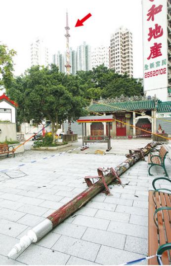 鴨脷洲洪聖古廟門前的兩支「定海神針」,一支不敵「海鷗」吹襲折斷,另一支無恙(箭嘴示)。(林俊源攝)荃灣福來邨一棵樹齡逾50年的大樹抵不住「海鷗」吹襲,連根拔起倒下,壓向旁邊的永樂樓。(衛永康攝) 鴨脷洲洪聖古廟門前的兩支「定海神針」,一支不敵「海鷗」吹襲折斷,另一支無恙(箭嘴示)。(林俊源攝)荃灣福來邨一棵樹齡逾50年的大樹抵不住「海鷗」吹襲,連根拔起倒下,壓向旁邊的永樂樓。(衛永康攝)