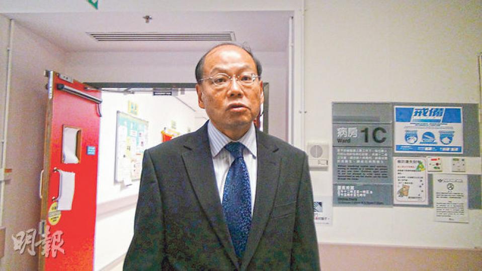 警務處長曾偉雄昨午到北區醫院探望中槍受傷的警員周承志。(林智傑攝)警員前日在北區醫院開槍案中右前臂中槍受傷,其同袍昨先後帶果籃到醫院探望。(林智傑攝) 警務處長曾偉雄昨午到北區醫院探望中槍受傷的警員周承志。(林智傑攝)警員前日在北區醫院開槍案中右前臂中槍受傷,其同袍昨先後帶果籃到醫院探望。(林智傑攝)