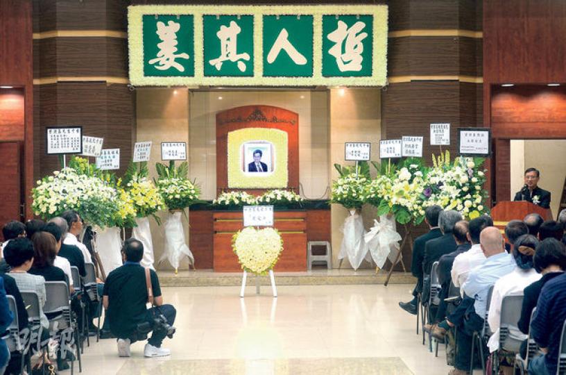 上月離世嘅經濟學家曾澍基昨晚設靈,靈堂橫匾寫有「哲人其萎」4字,逾200人到場致祭。(劉焌陶攝)曾澍基遺孀嚴愛群(右)昨於靈堂外睇悼念冊。(劉焌陶攝) 上月離世嘅經濟學家曾澍基昨晚設靈,靈堂橫匾寫有「哲人其萎」4字,逾200人到場致祭。(劉焌陶攝)曾澍基遺孀嚴愛群(右)昨於靈堂外睇悼念冊。(劉焌陶攝)