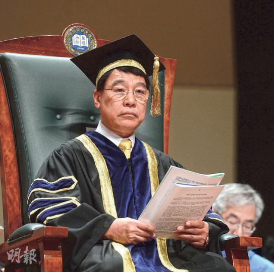 浸大校長陳新滋(圖)昨主持開學禮時表示,理解罷課學生是全心關心社會,相信他們經過獨立思考、深思熟慮,大學一定尊重其個人決定。(劉焌陶攝) 浸大校長陳新滋(圖)昨主持開學禮時表示,理解罷課學生是全心關心社會,相信他們經過獨立思考、深思熟慮,大學一定尊重其個人決定。(劉焌陶攝)