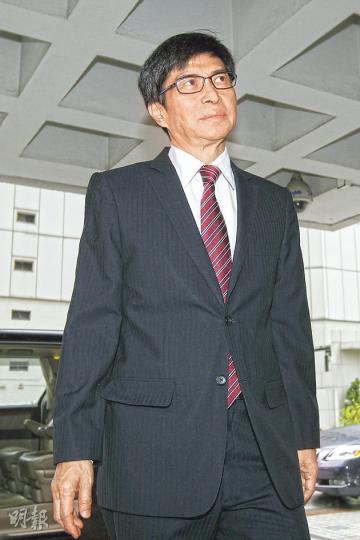 許仕仁稱,2007年中前,新地執董陳鉅源(圖)多與他談論時局,以及「講嚟講去嗰樣嘢」,即郭炳湘1997年被綁架時,是由他去交贖金。(李紹昌攝) 許仕仁稱,2007年中前,新地執董陳鉅源(圖)多與他談論時局,以及「講嚟講去嗰樣嘢」,即郭炳湘1997年被綁架時,是由他去交贖金。(李紹昌攝)