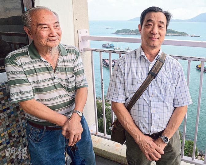 陳家駿(左)和郭有明(右)在香港仔華富邨住了40多年,一直盼望鐵路建成啟用,一等20多年。陳伯嘆道,「不知道建好後,自己是否已經『走了』。」(劉焌陶攝) 陳家駿(左)和郭有明(右)在香港仔華富邨住了40多年,一直盼望鐵路建成啟用,一等20多年。陳伯嘆道,「不知道建好後,自己是否已經『走了』。」(劉焌陶攝)