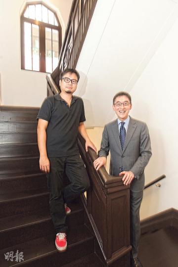 中大羅嘉裕(左)及業主蘇彰德(右)喜歡樓宇內有80年歷史的木樓梯,前者大讚:「一條木貫穿幾層樓,用足咁多年;扶手合乎大小,手感好好。」後者慶幸:「幾多人搬出搬入都無撞爛到。」(郭慶輝攝)洋樓前部分是居住空間,樓底較高;原來的圖則顯示後部分是工人活動的區域,樓底較低,故有4層高,圖為妹仔梯。現時政府規定扶手須達1.1米高,但業主蘇彰德認為設計突顯過往的社會現象,執意要保存,此區域不會開放。(郭慶輝攝)羅嘉裕特地找內地工場鑄造連接的「蝴蝶鉸」(箭嘴示),是當年採用的款式。(郭慶輝攝) 中大羅嘉裕(左)及業主蘇彰德(右)喜歡樓宇內有80年歷史的木樓梯,前者大讚:「一條木貫穿幾層樓,用足咁多年;扶手合乎大小,手感好好。」後者慶幸:「幾多人搬出搬入都無撞爛到。」(郭慶輝攝)洋樓前部分是居住空間,樓底較高;原來的圖則顯示後部分是工人活動的區域,樓底較低,故有4層高,圖為妹仔梯。現時政府規定扶手須達1.1米高,但業主蘇彰德認為設計突顯過往的社會現象,執意要保存,此區域不會開放。(郭慶輝攝)羅嘉裕特地找內地工場鑄造連接的「蝴蝶鉸」(箭嘴示),是當年採用的款式。(郭慶輝攝)