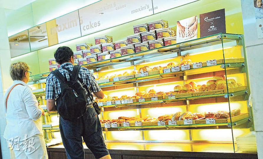 飲食業界指疑用「地溝油」名單上的商戶生意均大受打擊,曾用強冠豬油製菠蘿包的美心西餅中環分店,昨晚7時仍有不少麵包未售出。(胡景禧攝) 飲食業界指疑用「地溝油」名單上的商戶生意均大受打擊,曾用強冠豬油製菠蘿包的美心西餅中環分店,昨晚7時仍有不少麵包未售出。(胡景禧攝)