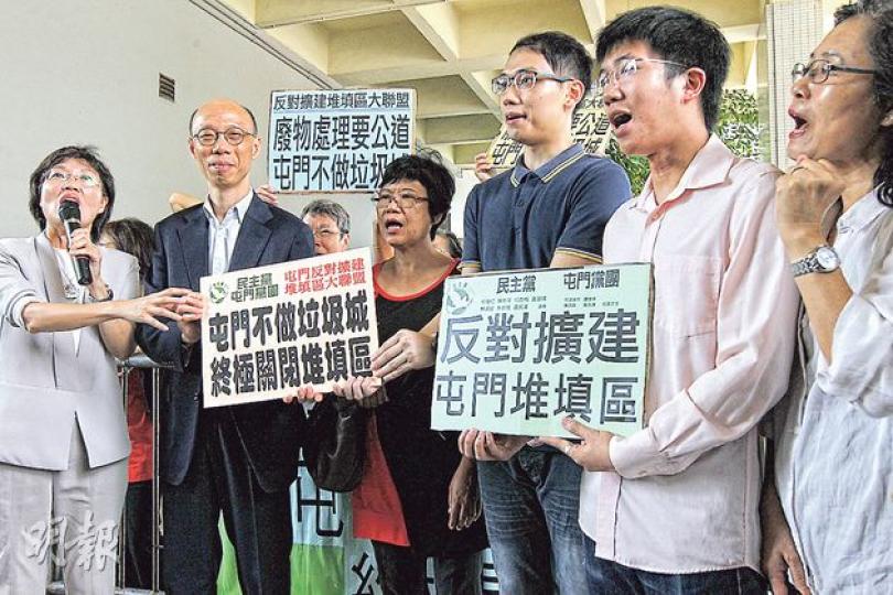 昨早的屯門區議會會議開始前,約20名屯門居民及民主黨區議員向環境局長黃錦星(左二)請願,反對擴建堆填區。(李紹昌攝)屯門區議會主席劉皇發(左)在會議開始前,突然申報在堆填區擴建範圍內有土地,為避嫌決定不主持、不投票、不表達意見,會議最後由副主席梁健文主持(右)。(李紹昌攝) 昨早的屯門區議會會議開始前,約20名屯門居民及民主黨區議員向環境局長黃錦星(左二)請願,反對擴建堆填區。(李紹昌攝)屯門區議會主席劉皇發(左)在會議開始前,突然申報在堆填區擴建範圍內有土地,為避嫌決定不主持、不投票、不表達意見,會議最後由副主席梁健文主持(右)。(李紹昌攝)