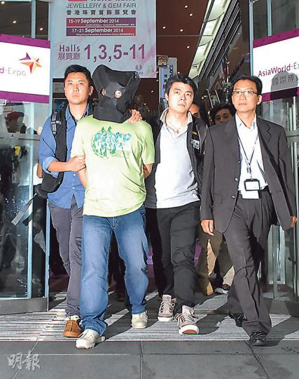 內地賊在珠寶展以假巨鑽換走一顆價值311萬元的5卡鑽石,失手被捕,事後由重案組探員以黑布蒙頭押返警署扣查。(鍾炳然攝)來自內地的鑽石大盜以圖中假鑽石,換走價值311萬元的真鑽石,結果被職員識破就擒。(鍾炳然攝)正在舉行珠寶展的亞洲博覧館入口位置,設有便衣警察檢查站(右),惟展覽期間仍發生多宗偷竊案,涉及金額逾700萬元。(鍾炳然攝) 內地賊在珠寶展以假巨鑽換走一顆價值311萬元的5卡鑽石,失手被捕,事後由重案組探員以黑布蒙頭押返警署扣查。(鍾炳然攝)來自內地的鑽石大盜以圖中假鑽石,換走價值311萬元的真鑽石,結果被職員識破就擒。(鍾炳然攝)正在舉行珠寶展的亞洲博覧館入口位置,設有便衣警察檢查站(右),惟展覽期間仍發生多宗偷竊案,涉及金額逾700萬元。(鍾炳然攝)