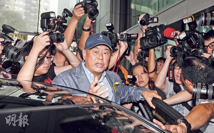 壹傳媒集團主席黎智英(中)昨離開廉署總部時被大批傳媒追訪,場面混亂,他上車前表明會繼續支持普選,但未有回應提問。(李紹昌攝)黎智英昨日離開何文田寓所前往廉署時神情輕鬆,在車內「蹺腳」閱讀報刊。(盧翊銘攝) 壹傳媒集團主席黎智英(中)昨離開廉署總部時被大批傳媒追訪,場面混亂,他上車前表明會繼續支持普選,但未有回應提問。(李紹昌攝)黎智英昨日離開何文田寓所前往廉署時神情輕鬆,在車內「蹺腳」閱讀報刊。(盧翊銘攝)