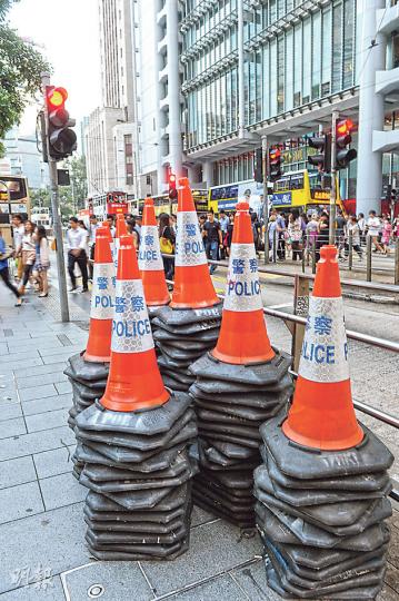 佔領中環勢在必行,在中環匯豐銀行近太子大廈外,警方已放置約120個雪糕筒,但未見放置鐵馬。 (劉焌陶攝) 佔領中環勢在必行,在中環匯豐銀行近太子大廈外,警方已放置約120個雪糕筒,但未見放置鐵馬。 (劉焌陶攝)