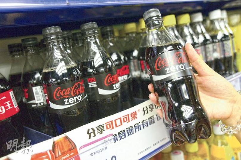 不少人飲用低糖或無糖飲品以減低攝取糖分,但有研究發現Coke Zero所用的兩隻代糖,在老鼠實驗顯示可令血糖上升。(黃志東攝) 不少人飲用低糖或無糖飲品以減低攝取糖分,但有研究發現Coke Zero所用的兩隻代糖,在老鼠實驗顯示可令血糖上升。(黃志東攝)