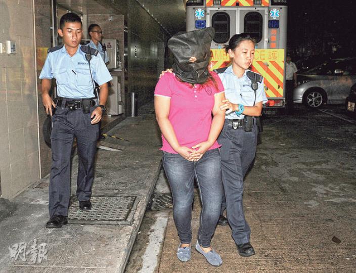 27歲菲傭涉嫌虐打8歲女少主,戴上頭套被捕帶署。(蔡方山攝) 27歲菲傭涉嫌虐打8歲女少主,戴上頭套被捕帶署。(蔡方山攝)