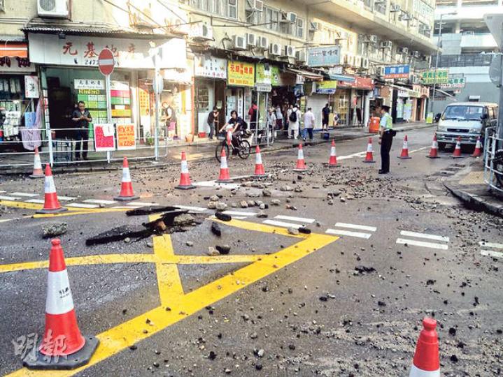 水柱把大量泥沙及石頭冲出路面,警方把受影響道路封閉,以便水務署搶修。(林智傑攝)髮型屋負責人呂先生表示,爆水管期間,半空落下的水在其舖位門外形成水簾,舖內地板被浸,估計損失約5萬元。(林智傑攝) 水柱把大量泥沙及石頭冲出路面,警方把受影響道路封閉,以便水務署搶修。(林智傑攝)髮型屋負責人呂先生表示,爆水管期間,半空落下的水在其舖位門外形成水簾,舖內地板被浸,估計損失約5萬元。(林智傑攝)