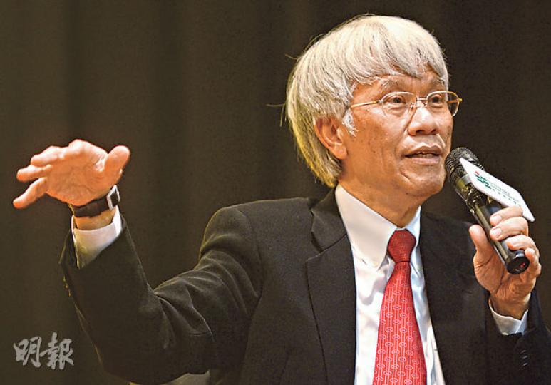 任志剛昨日在香港教育學院的講座中表示,隨着智能手機支付系統發展迅速,信用卡很有可能被取代。從投資的角度看,若有企業在這方面走得較快,它的前景一定會較好。(余俊亮攝) 任志剛昨日在香港教育學院的講座中表示,隨着智能手機支付系統發展迅速,信用卡很有可能被取代。從投資的角度看,若有企業在這方面走得較快,它的前景一定會較好。(余俊亮攝)