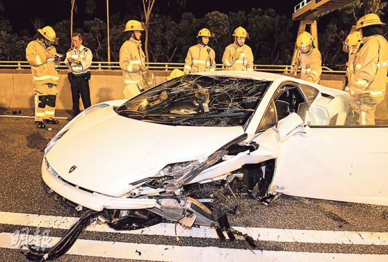 身價達250萬元的林寶堅尼事跑車撞壆後嚴重損毁,3個車輪飛脫及車身冒煙。(蔡方山攝) 身價達250萬元的林寶堅尼事跑車撞壆後嚴重損毁,3個車輪飛脫及車身冒煙。(蔡方山攝)