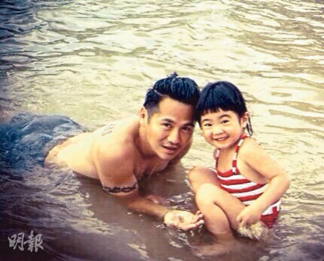 曹格女兒Grace因《爸爸2》贏盡網民歡心,她的一舉一動都受網民注意。(微博圖片)Grace穿上泳裝坐在椅子上吃冰淇淋,竟被網民大讚「好性感」。(微博圖片) 曹格女兒Grace因《爸爸2》贏盡網民歡心,她的一舉一動都受網民注意。(微博圖片)Grace穿上泳裝坐在椅子上吃冰淇淋,竟被網民大讚「好性感」。(微博圖片)