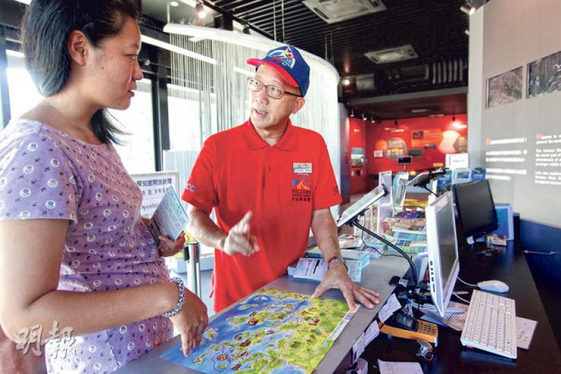 社企「拉闊自然」承辦專業導賞團,向遊客介紹地質公園知識,業務經理、地質公園認證導賞員曾繁康(右)稱,目前認證導賞員只有40多人,由於政府推廣不足,發展前景不理想,一些導遊因擔心開工不足,放棄報讀認可課程。(郭慶輝攝) 社企「拉闊自然」承辦專業導賞團,向遊客介紹地質公園知識,業務經理、地質公園認證導賞員曾繁康(右)稱,目前認證導賞員只有40多人,由於政府推廣不足,發展前景不理想,一些導遊因擔心開工不足,放棄報讀認可課程。(郭慶輝攝)