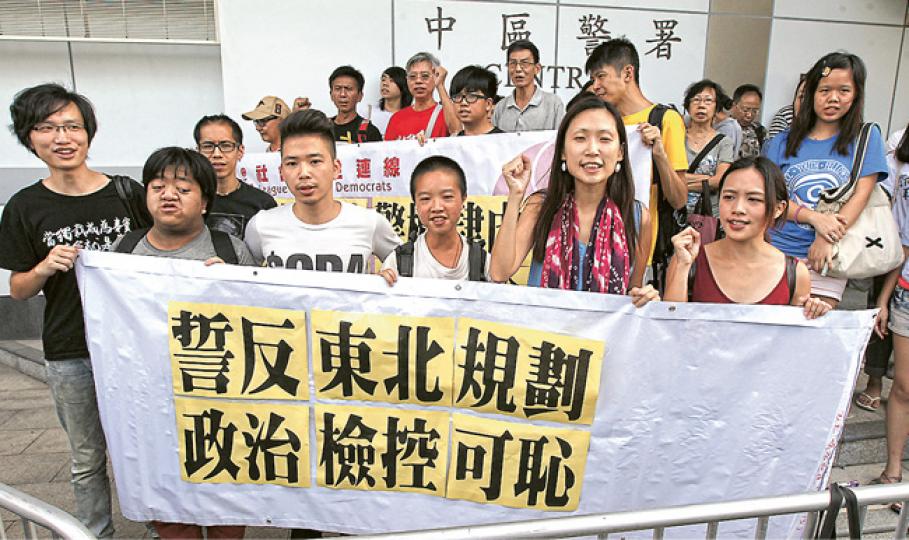 正在籌辦罷課的「廿一世紀少年成員」朱偉聰(前左二起)、社運人士曾浚瑛、土地正義聯盟成員周豁然、葉寶琳、何潔泓等曾參與今年6月反新界東北集會的社運人士,昨日到中區警署,部分因集會被起訴,他們批評警方在臨佔中與罷課前起訴多名社運人士,是政治檢控、白色恐怖。(李紹昌攝) 正在籌辦罷課的「廿一世紀少年成員」朱偉聰(前左二起)、社運人士曾浚瑛、土地正義聯盟成員周豁然、葉寶琳、何潔泓等曾參與今年6月反新界東北集會的社運人士,昨日到中區警署,部分因集會被起訴,他們批評警方在臨佔中與罷課前起訴多名社運人士,是政治檢控、白色恐怖。(李紹昌攝)