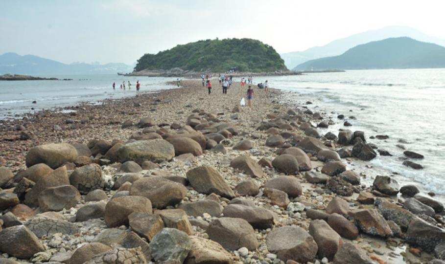 香港地質公園於2011年獲聯合國教科文組織列入世界地質公園名錄,得到「世界級」名銜,一度引起地質公園熱,大批遊客爭取到橋嘴洲(圖)等地質景點觀光。但近年熱潮退減,昨日周六橋嘴洲遊人不多。(胡景禧攝)西貢海濱走廊有不少街渡檔口,招覽遊客上船前往橋嘴洲等地質公園景點,收費便宜,最少只要50元。雖然並非由專業導遊帶領,但吸引市民上船前往拍照觀光。(郭慶輝攝) 香港地質公園於2011年獲聯合國教科文組織列入世界地質公園名錄,得到「世界級」名銜,一度引起地質公園熱,大批遊客爭取到橋嘴洲(圖)等地質景點觀光。但近年熱潮退減,昨日周六橋嘴洲遊人不多。(胡景禧攝)西貢海濱走廊有不少街渡檔口,招覽遊客上船前往橋嘴洲等地質公園景點,收費便宜,最少只要50元。雖然並非由專業導遊帶領,但吸引市民上船前往拍照觀光。(郭慶輝攝)