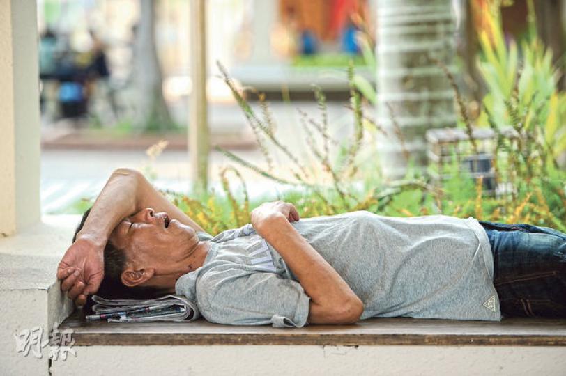 今年經歷了170年來最熱夏天,理大研究發現異常氣溫會增加長者死亡風險,醫生提醒長者在高溫下要注意散熱,除了要到空氣流通的地方,還可以多喝水。圖為到公園乘涼的長者。(胡景禧攝) 今年經歷了170年來最熱夏天,理大研究發現異常氣溫會增加長者死亡風險,醫生提醒長者在高溫下要注意散熱,除了要到空氣流通的地方,還可以多喝水。圖為到公園乘涼的長者。(胡景禧攝)