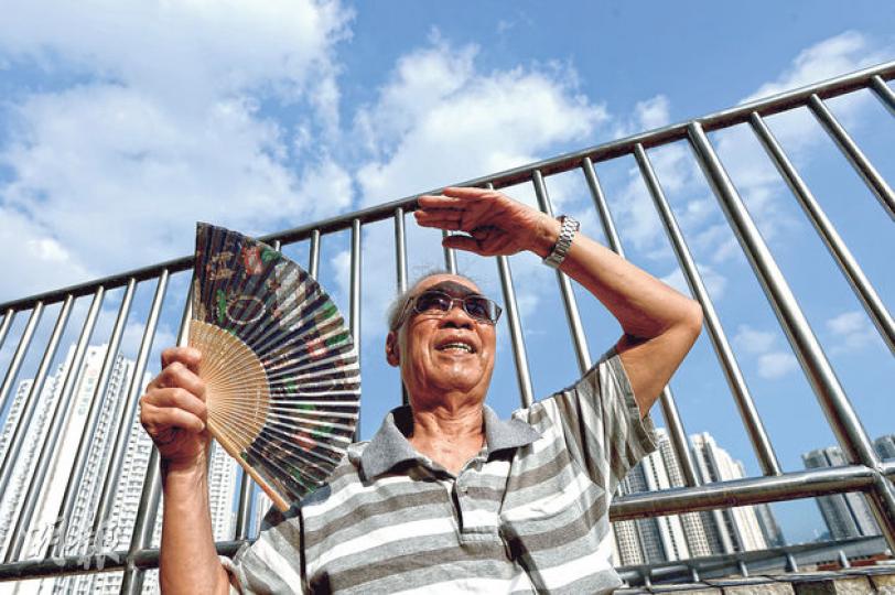 曾伯6年前曾居旺角道劏房兩年,憶述夏天時劏房猶如「蒸籠」,每日冲涼三四次,並要到公園乘涼。(葉家豪攝) 曾伯6年前曾居旺角道劏房兩年,憶述夏天時劏房猶如「蒸籠」,每日冲涼三四次,並要到公園乘涼。(葉家豪攝)