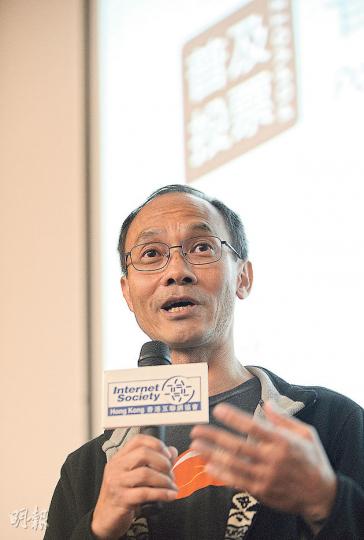 港大民意研究計劃總監鍾庭耀指出,「6.22」投票人士資料經普及投票系統(PopVote System)泄漏的說法是謊言,指摘有關言論未經驗證便在網上公開。(余俊亮攝) 港大民意研究計劃總監鍾庭耀指出,「6.22」投票人士資料經普及投票系統(PopVote System)泄漏的說法是謊言,指摘有關言論未經驗證便在網上公開。(余俊亮攝)