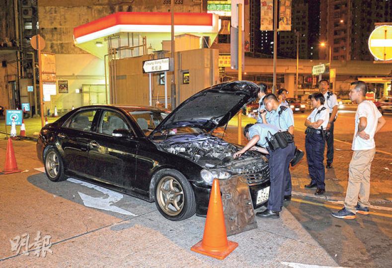 警員細心檢查掛上假牌及行車證的「影子跑車」,並揭開引擎蓋查看,其時該車「真身」的車主(右一)已趕到助查。(蔡方山攝)疑被盜用車牌的豐田Mark X跑車,無論顏色及型號均與影子車一模一樣,只有車頭「鬼面罩」略有不同。(蔡方山攝)Mark X跑車車牌的真正車主羅先生(右),獲悉警方尋獲影子跑車,相信自己無辜被控超速一事可「沉冤得雪」,在場笑逐開顏。(蔡方山攝) 警員細心檢查掛上假牌及行車證的「影子跑車」,並揭開引擎蓋查看,其時該車「真身」的車主(右一)已趕到助查。(蔡方山攝)疑被盜用車牌的豐田Mark X跑車,無論顏色及型號均與影子車一模一樣,只有車頭「鬼面罩」略有不同。(蔡方山攝)Mark X跑車車牌的真正車主羅先生(右),獲悉警方尋獲影子跑車,相信自己無辜被控超速一事可「沉冤得雪」,在場笑逐開顏。(蔡方山攝)