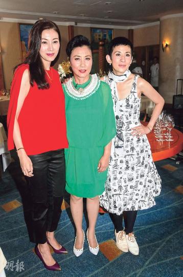 好姊妹李嘉欣(左)、吳君如(右)齊齊亮相汪明荃(中)的訪談節目《女皇的盛宴》。(攝影:孫華中) 好姊妹李嘉欣(左)、吳君如(右)齊齊亮相汪明荃(中)的訪談節目《女皇的盛宴》。(攝影:孫華中)