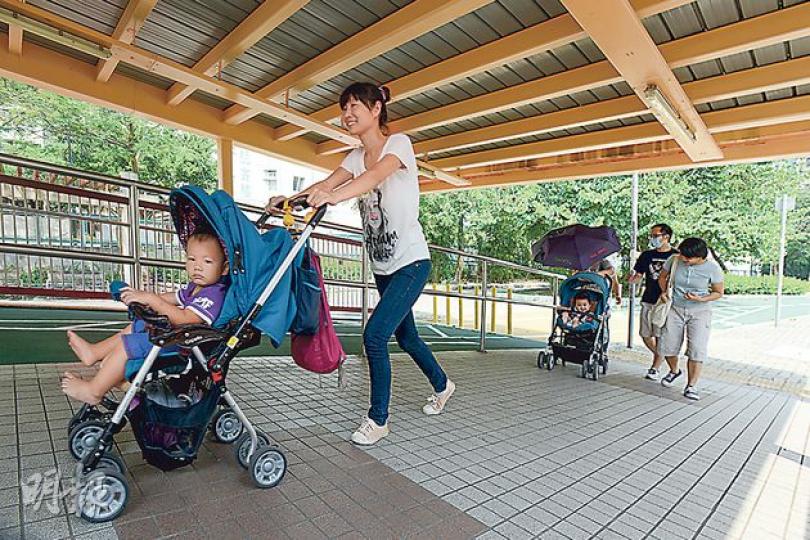 (黃志東攝)(黃志東攝)(黃志東攝)下橋的位置,雖為要推車的人設計了斜路,可是與地面的接駁,其實並沒有考慮讓嬰兒車或輪椅上落。(黃志東攝)(明報製圖) (黃志東攝)(黃志東攝)(黃志東攝)下橋的位置,雖為要推車的人設計了斜路,可是與地面的接駁,其實並沒有考慮讓嬰兒車或輪椅上落。(黃志東攝)(明報製圖)