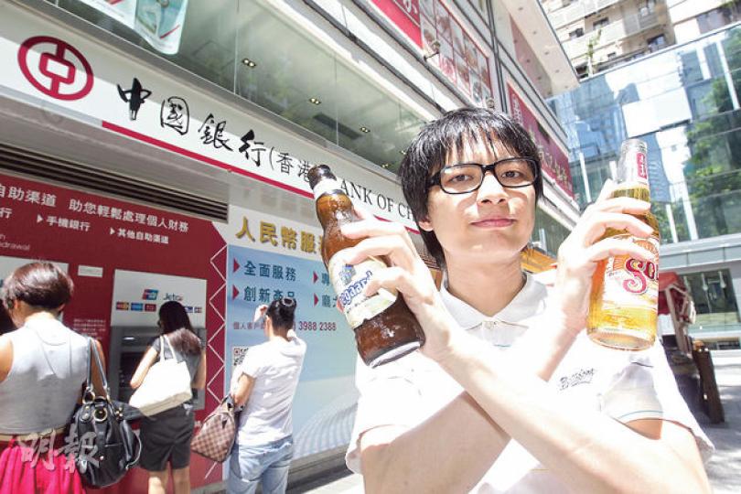 網絡漫畫「溫水劇場」作者白水指出,他自己會將日常生活「去中國化」,包括不用中資銀行和不飲國產啤酒等,減少內地市場對自身的影響力。(郭慶輝攝) 網絡漫畫「溫水劇場」作者白水指出,他自己會將日常生活「去中國化」,包括不用中資銀行和不飲國產啤酒等,減少內地市場對自身的影響力。(郭慶輝攝)