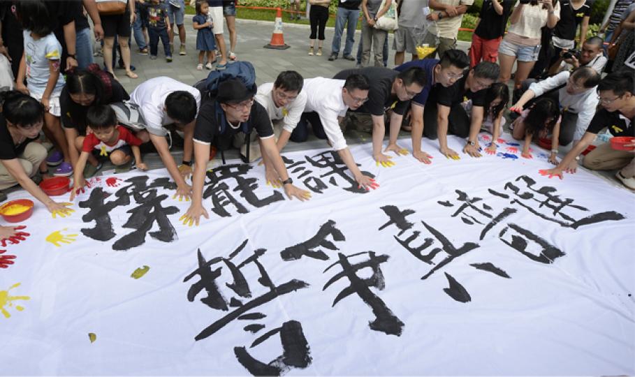大專生罷課今日在中大百萬大道揭幕,一批大專院校前學生組織成員,昨在金鐘添馬公園集會支持師弟妹罷課,並在巨型橫額上打手印(圖),他們會將橫額送到中大百萬大道,以示支持。(余俊亮攝)全國政協委員張家敏(左起)、基本法委員會委員劉迺強、立法會議員梁美芬,以及馬恩國(右三)等,昨日出席在政總舉行的集會,支持人大常委決定。劉迺強席間批評學民思潮在中學搞罷課不當。(余俊亮攝)罷課特刊印刷出錯,當中有段落重複印刷,學生將修訂頁面放進罷課特刊。(盧翊銘攝) 大專生罷課今日在中大百萬大道揭幕,一批大專院校前學生組織成員,昨在金鐘添馬公園集會支持師弟妹罷課,並在巨型橫額上打手印(圖),他們會將橫額送到中大百萬大道,以示支持。(余俊亮攝)全國政協委員張家敏(左起)、基本法委員會委員劉迺強、立法會議員梁美芬,以及馬恩國(右三)等,昨日出席在政總舉行的集會,支持人大常委決定。劉迺強席間批評學民思潮在中學搞罷課不當。(余俊亮攝)罷課特刊印刷出錯,當中有段落重複印刷,學生將修訂頁面放進罷課特刊。(盧翊銘攝)