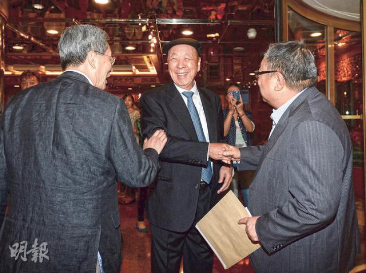 訪京團成員昨陸續抵達下榻的北京貴賓樓酒店,長策會成員劉炳章(左)、嘉華國際主席呂志和(中),以及政協常委陳永棋(右)見面時互相寒暄。(鄧宗弘攝)行會成員陳智思父親、亞洲金融集團董事長陳有慶(鄧宗弘攝)中電集團主席米高·嘉道理(鄧宗弘攝)全國政協委員、船王包玉剛長女包陪慶 (鄧宗弘攝) 訪京團成員昨陸續抵達下榻的北京貴賓樓酒店,長策會成員劉炳章(左)、嘉華國際主席呂志和(中),以及政協常委陳永棋(右)見面時互相寒暄。(鄧宗弘攝)行會成員陳智思父親、亞洲金融集團董事長陳有慶(鄧宗弘攝)中電集團主席米高·嘉道理(鄧宗弘攝)全國政協委員、船王包玉剛長女包陪慶 (鄧宗弘攝)