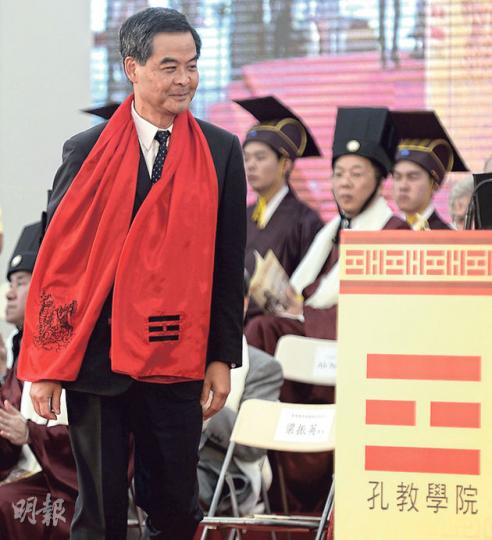 梁振英兌現競選承諾,噚日到維園出席香港孔聖誕環球慶祝大典時,宣布每年9月第三個星期日定為孔聖誕日。(余俊亮攝) 梁振英兌現競選承諾,噚日到維園出席香港孔聖誕環球慶祝大典時,宣布每年9月第三個星期日定為孔聖誕日。(余俊亮攝)