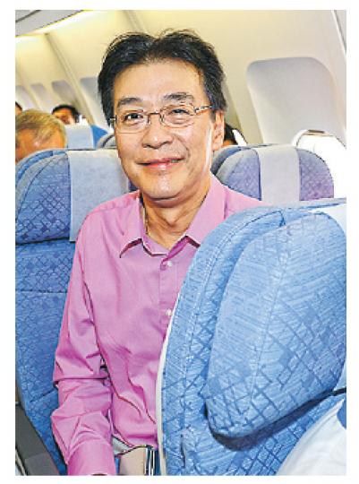 醫學會會長史泰祖話,獲邀時對方無講用咩身分請佢,但佢目前無政黨背景,估計用醫學會名義,所以坐經濟位幫學會慳錢。(鄧宗弘攝)Emily噚日喺北京貴賓樓等富豪團成員抵達時,忽然見到貼咗「貴州茅台」嘅紙箱,望真啲,上面寫住全國政協前常委楊孫西個名。(鄧宗弘攝) 醫學會會長史泰祖話,獲邀時對方無講用咩身分請佢,但佢目前無政黨背景,估計用醫學會名義,所以坐經濟位幫學會慳錢。(鄧宗弘攝)Emily噚日喺北京貴賓樓等富豪團成員抵達時,忽然見到貼咗「貴州茅台」嘅紙箱,望真啲,上面寫住全國政協前常委楊孫西個名。(鄧宗弘攝)