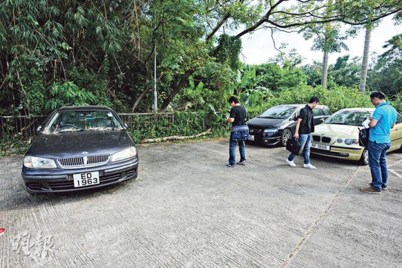 粉嶺麻笏圍停車場發生企圖強姦案件後,重案組探員昨午到場調查。 (衛永康攝) 粉嶺麻笏圍停車場發生企圖強姦案件後,重案組探員昨午到場調查。 (衛永康攝)