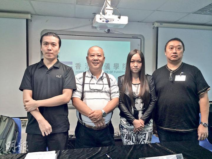 香港殯儀學院學院總監陳偉城(左二)稱,殯儀策劃課程約150名畢業生中,10多人入行後有生意。從事紡織業的畢業生陳國強(右一)擔心客源不多,現只會當兼職。圖左一為學院幹事林建東,右二為21歲畢業生蘇小姐。(梁杏怡攝) 香港殯儀學院學院總監陳偉城(左二)稱,殯儀策劃課程約150名畢業生中,10多人入行後有生意。從事紡織業的畢業生陳國強(右一)擔心客源不多,現只會當兼職。圖左一為學院幹事林建東,右二為21歲畢業生蘇小姐。(梁杏怡攝)