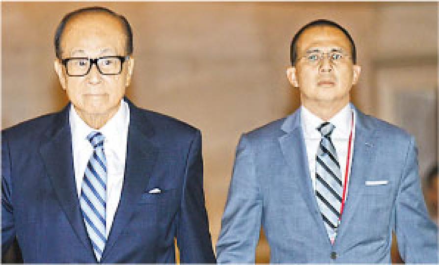 參加訪京團的長實主席李嘉誠(左)與幼子、電盈集團主席李澤楷(右)昨日一同離開酒店,李嘉誠多次被問及對佔中及罷課的看法,均沒有回應。(鄧宗弘攝) 參加訪京團的長實主席李嘉誠(左)與幼子、電盈集團主席李澤楷(右)昨日一同離開酒店,李嘉誠多次被問及對佔中及罷課的看法,均沒有回應。(鄧宗弘攝)