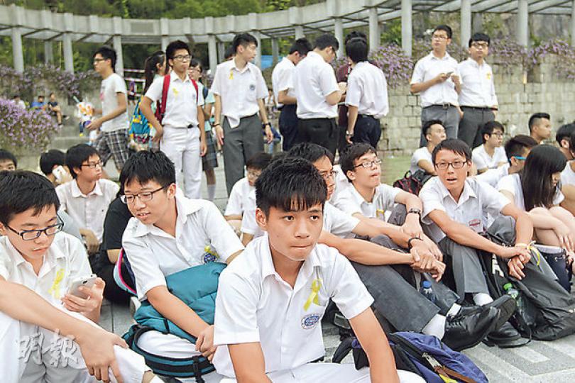 學民思潮昨組織約30名中學生到中文大學聲援大專生罷課,絕大部分學生仍身穿校服,表明將於周五響應罷課,並稱已獲家長同意向學校請假,校方則稱對事件中立。(郭慶輝攝)喇沙書院師生昨發起黑衣行動,抗議校方禁制涉及政治的言論。任教數學的黎老師(左)昨穿黑衣回校,並向正在採訪黑衣行動及派黃絲帶行動的記者豎起拇指;不少學生昨亦穿黑色毛衣上學。(葉家豪攝)學聯昨晚在中大百萬大道舉行電影放映會,有百幾名市民和學生在參與罷課集會後,繼續留守觀賞紀錄片《公民不服從》。(郭慶輝攝)昨日罷課集會完結後,晚上學聯在中大百萬 學民思潮昨組織約30名中學生到中文大學聲援大專生罷課,絕大部分學生仍身穿校服,表明將於周五響應罷課,並稱已獲家長同意向學校請假,校方則稱對事件中立。(郭慶輝攝)喇沙書院師生昨發起黑衣行動,抗議校方禁制涉及政治的言論。任教數學的黎老師(左)昨穿黑衣回校,並向正在採訪黑衣行動及派黃絲帶行動的記者豎起拇指;不少學生昨亦穿黑色毛衣上學。(葉家豪攝)學聯昨晚在中大百萬大道舉行電影放映會,有百幾名市民和學生在參與罷課集會後,繼續留守觀賞紀錄片《公民不服從》。(郭慶輝攝)昨日罷課集會完結後,晚上學聯在中大百萬
